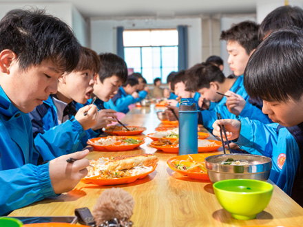 吴起学生用餐